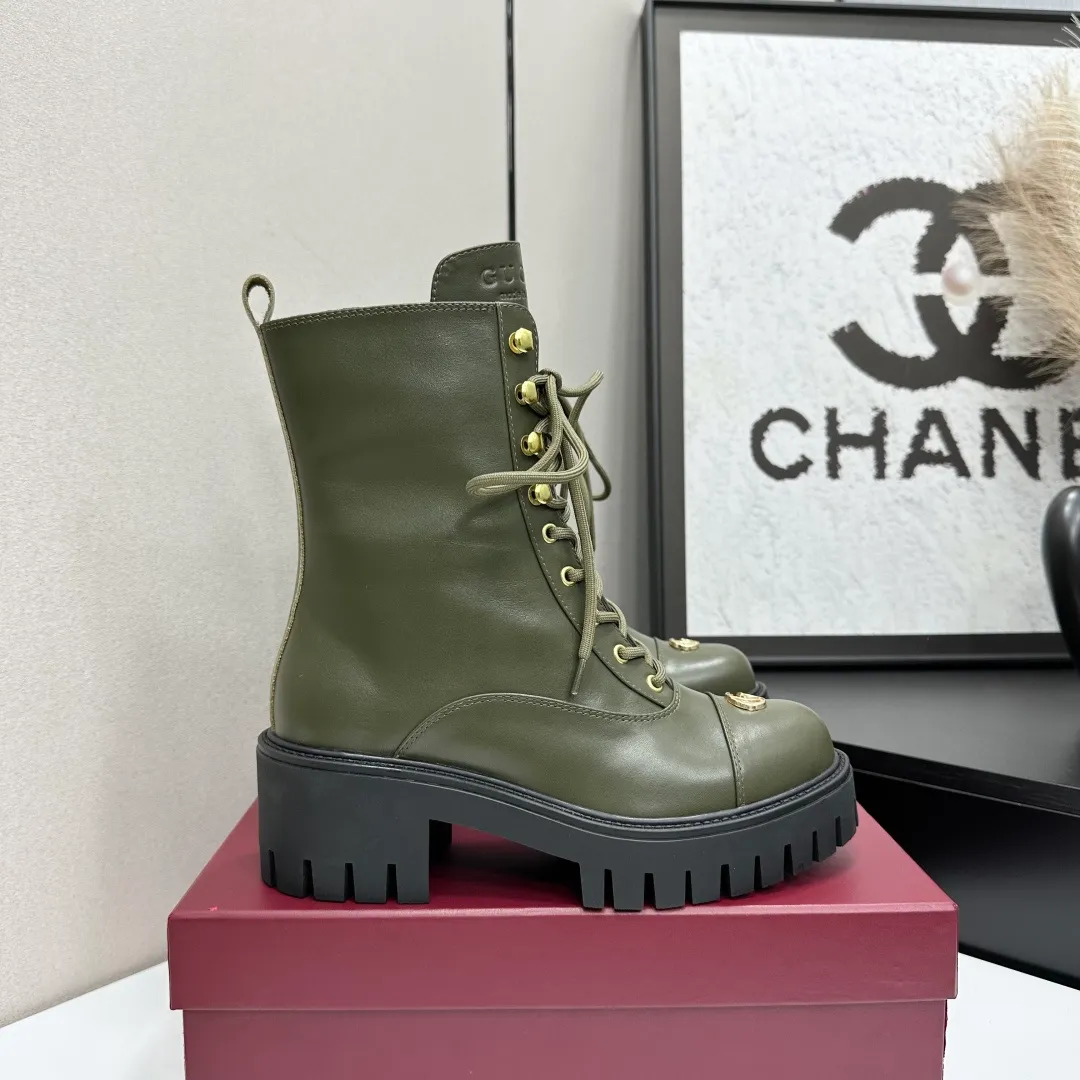 👟👟Ex-factory price 840👟👟 Highest version 2025 Gucci autumn and winter latest GUCCI mid-heel grooved thick-soled horsebit ankle Chelsea boots 🆙Purchase level high-end boutique goods🆙 This short boots is ingenious and combines the fashionable elements of boots and moccasins, with lightweight foam rubber groove soles , archive patterns continue to shine in Gucci’s new series, and the classic horsebit-shaped accessories highlight the brand’s equestrian heritage. It doubles the charm of the entire design and injects exquisite sophistication into daily shoes 😘 Fabric: Imported calfskin + embossed craftsmanship Inner/foot pads: Shuiqi cowhide Outsole: 1:1 mold rubber foam high toughness 4.5 cm thick sole Absolutely not heavy or rigid, nor will it collapse All materials and processes are consistent with the Y version Size: 35-42 standard code 404142 customized Heel height: 4.5CM Forefoot 2.5 cm Packaging: High-end packaging at the counter